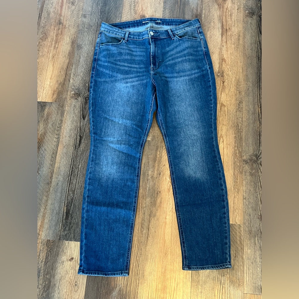 Old Navy WOW Straight Leg Jean in medium wash, size 14.